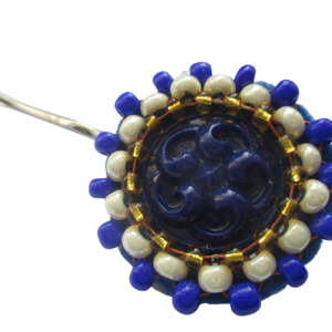 Modrá korálková sponka. Její střed tvoří skleněný jablonecký vintage knoflík. Je připevněná na pevném perku. Vynikne na světlých vlasech.