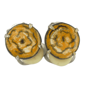 Smaltované náušnice kulatého tvaru s kresbami žlutých růžiček na ručně opracovaných nerezových plíšcích. Smalty jsou mechanicky uchycené v komponentech na klipsny stříbrné barvy.