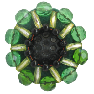 Zelená korálková brož. Brož vyrobená z černého jabloneckého knoflíku, který je opletený pomocí měděného drátku a korálků v zelené, černé a žluté barvě. Je podšitá tmavě zelenou plstí. Ze spodní strany je přišitý špendlík ve zlaté barvě.