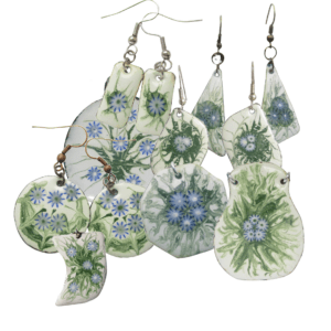 Smaltovaná kolekce s bodláky. Stále živá a doplňovaná kolekce inspirovaná bodláky. Šperky a doplňky různých tvarů a velikostí, někdy doplněné korálky na ručně opracovaných nerezových plíšcích.