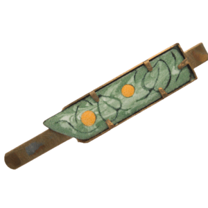 Zelenkavá smaltovaná spona do kravaty. Smalt tvaru obdélníku s jednou zkosenou stranou s černými lístky a žlutými puntíky na zelenkavém podkladu na ručně opracovaném nerezovém plíšku je mechanicky uchycený v lůžku mosazné barvy na sponě do kravaty zlaté barvy.