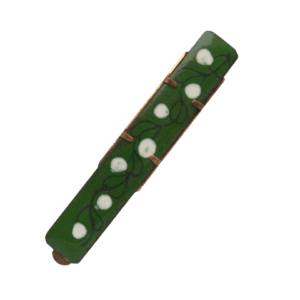 Smaltovaná spona do kravaty s lístečky. Hodí se k tmavším kravatám. Sluší podzimnímu typu. Smalt je ke sponě připevněný mechanicky, neodlepí se.