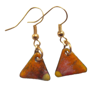 Smaltované květinové náušnice. Sluší jarnímu typu. Jsou dobrou volbou pro vás, kdo se smalty začínáte nebo vybíráte dárek. Drobné trojúhelníčky sluší různým typům obličeje.