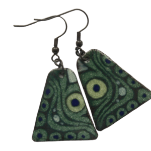 Smaltované tyrkysové náušnice. Náušnice lichoběžníkového tvaru s abstraktní kresbou ve studených odstínech modré a zelené a černé barvy na ručně opracovaných nerezových plíšcích zavěšené za kratší základnu na háčcích černé barvy.