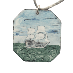 Smaltovaný přívěsek s korábem ve vlnách. Přívěsek pro různé příležitosti. Výšku zavěšení můžete měnit podle potřeby. Hodí se ke kreativním outfitům i oživení minimalistického stylu. Dolaďte jej některými náušnicemi s námořnickým motivem.