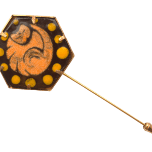 Smaltovaná kočičí jehlice do klopy. Nápadný doplněk pro milovníky koček a extravagance. Hodí se kreativní společenské outfity. Smaltovaný plíšek je v bižuterním lůžku uchycený mechanicky, takže nehrozí jeho odlepení. Váš dámský doprovod se může sladit náušnicemi a přívěskem ze stejné kolekce.