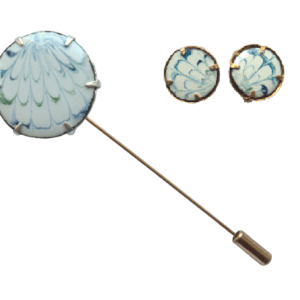 Světlá smaltovaná pánská souprava. Originální doplněk pro slavnostní příležitosti. Hodí se k tmavému saku s bílou košilí.