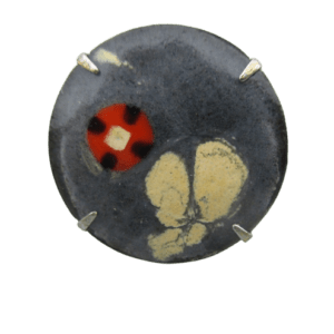 Smaltovaný prsten s lístečky. Elegantní prsten se hodí pro různé příležitosti. Do školy, kanceláře i na večírek. Velikost prstenu můžete upravovat. Smalt je v něm mechanicky uchycený, takže se nemůže odlepit. Dolaďte je náušnice a přívěskem se stejným motivem.