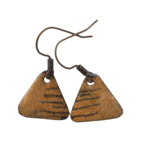 Smaltované béžové náušnice. Vyniknou v tmavých vlasech. Sluší podzimnímu typu. Menší náušnice jsou dobrou volbou pro vás, kdo se smalty začínáte nebo vybíráte dárek. Jsou součástí béžové kočičí soupravy. Můžete je doplnit přívěskem se spící kočkou a váš doprovod kočičí jehlicí do klopy.