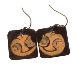 Smaltované náušnice s kočkami. Jsou určené pro milovnice koček. Lehce stylizovaná kresba rozšiřuje možnosti použití pro více různých příležitostí. Doplňte je přívěskem se stejnou kočičkou. Součástí soupravy je i pánská jehlice do klopy.