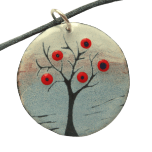 Smaltovaný přívěsek s jabloní. Je navržený k nošení na delší šňůrce. Hodí se k tmavým šatům či halence. Výšku uvázání můžete měnit podle potřeby. Dodávám jej se saténovou šňůrkou ladící barvy. Doplňte jej broží nebo náušnicemi ze stejné kolekce.