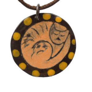 Smaltovaný přívěsek se spící kočkou. Přívěsek pro milovnice koček. Sluší podzimnímu typu. Dodávám jej se saténovou šňůrkou ladící barvy. Doplňte jej drobnými béžovými náušnice nebo náušnicemi s kočkami. Slaďte se i s vaším pánským doprovodem pomocí pánské jehlice do klopy ze stejné kolekce.