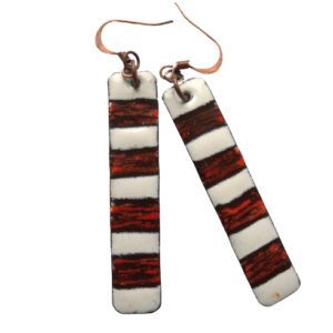 Smaltované námořnické náušnice. Hodí se k hravému i minimalistickému stylu. Dlouhé náušnice opticky prodlouží obličej. Nejlépe vyniknou v létě, kdy se nezachytí za šátky či šály.