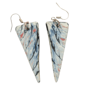 Světlé smaltované náušnice. Vyniknou v tmavých vlasech. Sluší více tvarům obličeje. Hodí se k ležérnímu i formálnímu stylu.