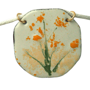 Smaltovaný květinový přívěsek. Stylizovaná kresba se hodí k minimalistickému i rozevlátému stylu. Sluší letnímu typu. Dodávám je se saténovou šňůrkou ladící barvy. Výšku uvázání můžete měnit podle potřeby.