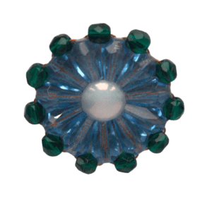 Modrozelená korálková brož. Menší brož ve studených odstínech, sluší zimnímu typu. Dolaďte ji sponkou či náušnicemi ze stejné kolekce.