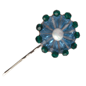 Modrozelená korálková sponka. Sluší zimnímu typu. Hodí se k romantickému stylu. Pevné bižuterní perko neklouže z vlasů. Doplňte ji náušnicemi a broží ze stejné kolekce.