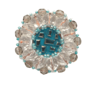 Křišťálová korálková brož. Hodí se pro každý den i slavnostnější příležitosti. Můžete ji zkombinovat s náušnicemi ze stejné kolekce, nebo Vašimi stříbrnými šperky.