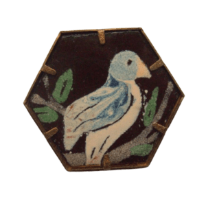 Smaltovaná brož s modrou holubicí. Originální doplněk s jemnou kresbou. Hodí se k minimalistickému stylu, kde vynikne. Dolaďte ji náušnicemi ve stejných barvách.