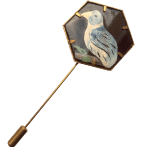 Smaltovaná jehlice do klopy s modrou holubicí. Hodí se pro slavnostní příležitost. Slaďte se se svým doprovodem pomocí dalších šperků a doplňků ze stejné soupravy.