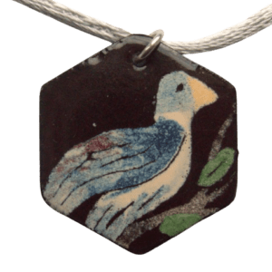 Smaltovaný přívěsek s modrou holubicí. Vynikne na jednobarevném oblečení. Výšku zavěšení můžete měnit podle potřeby. Dodávám jej se saténovou šňůrkou ladící barvy. Doplňte jej náušnicemi ze stejné soupravy.