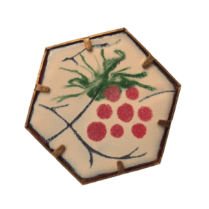 Smaltovaná brož s růžovým vinným hroznem z kolekce inspirované krojem mělnického folklórního souboru. Hodí se na klopu sáčka nebo na šaty. Můžete ji využít k ladění do retro stylu. Prohlédněte si celou kolekci.