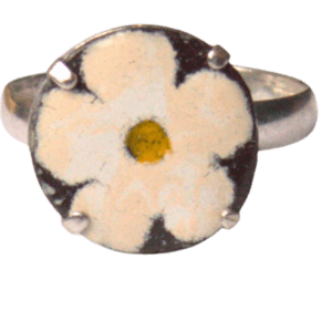 Smaltovaný prsten s kopretinou. Hodí se k romantickému stylu. Velikost prstenu je nastavitelná. Slaďte jej s dalšími šperky a doplňky ze stejné kolekce.