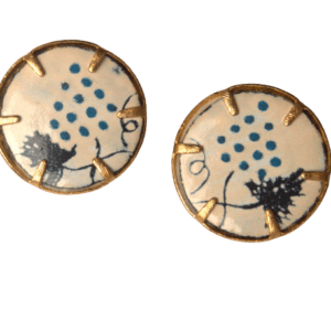 Smaltované náušnice klipsny s modrými vinnými hrozny z kolekce inspirované krojem mělnického folklórního souboru. Sluší podzimnímu typu. Hodí se k formálnímu i hravému stylu. Budou ladit s Vašimi zlatými šperky. Pořiďte si k nim přívěsek nebo brož se stejnou kresbou.