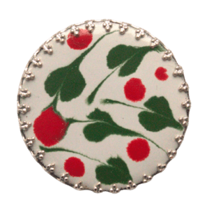 Smaltovaná brož s lístky. Sluší jarnímu typu. Hodí se na klopu saka nebo svetříku. Bude ladit s Vašimi stříbrnými šperky. Prohlédněte si celou kolekci.