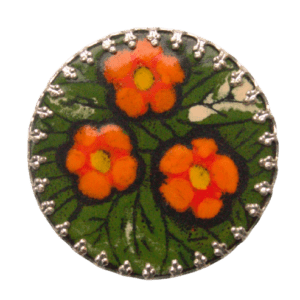 Smaltovaná brož s jarními květy. Můžete ji připnout na sáčko nebo šaty. Hodí se k rozevlátému i formálnějšímu stylu. Pořiďte si k ní přívěsek nebo náušnice se stejnou kresbou.