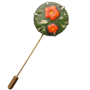 Smaltovaná jehlice do klopy s jarními květy. Výrazný pánský doplněk. Hodí se pro slavnostní příležitosti, kdy se můžete se svým doprovodem sladit pomocí šperků ze stejné kolekce.