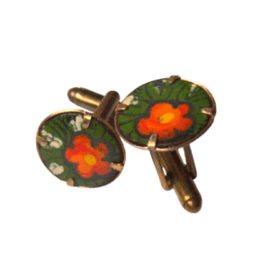 Smaltované manžetové knoflíky s jarními květy. Elegantní knoflíčky můžete sladit s jehlicí do klopy se stejnou kresbou. Hodí se pro slavnostní příležitosti. Pro svůj dámský doprovod si můžete vybrat šperky ze stejné kolekce.
