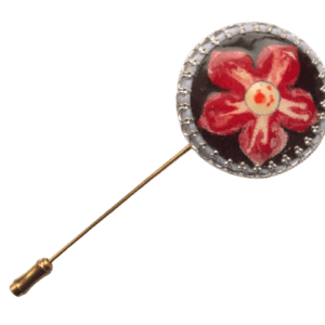 Smaltovaná jehlice do klopy s červenou květinou. Smalt je v bižuterním lůžku uchycený mechanicky. Slaďte se s Vaším doprovodem šperky a doplňky se stejným motivem.