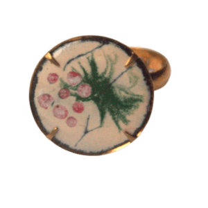 Smaltovaný prsten s růžovým vinným hroznem z kolekce inspirované krojem mělnického folklórního souboru. Prsten má nastavitelnou velikost. Sluší podzimnímu typu. Pořiďte si k němu náušnice nebo přívěsek se stejnou kresbou.