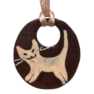 Smaltovaný přívěsek s kočkou. Je navržený k zavěšení na delší šňůrce. Hodí se k roláku nebo jednobarevnému tričku. Dodávám jej se saténovou šňůrkou ladící barvy. Doplňte je ladícími náušnicemi.