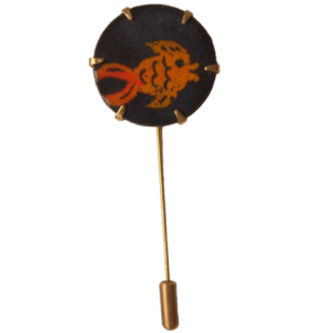 Smaltovaná jehlice do klopy s rybičkou. Je určená pro milovníky zvířat a jemné extravagance. Pro Váš dámský doprovod nabízím šperky a doplňky ze stejné kolekce.