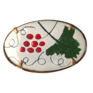 Smaltovaná brož s červeným vinným hroznem z kolekce inspirované krojem mělnického folklórního souboru. Hodí se na sáčko nebo šaty. Dolaďte ji náušnicemi nebo přívěskem se stejnou kresbou.