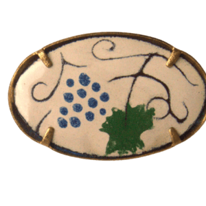 Smaltovaná brož s modrým vinným hroznem z kolekce inspirované krojem mělnického folklórního souboru. Sluší jarnímu typu. Hodí se na sáčko nebo šaty. Doplňte ji náušnicemi nebo přívěskem se stejnou kresbou.