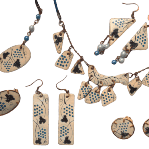 Smaltovaná souprava s modrými vinnými hrozny, inspirovaná krojem mělnického folklórního souboru.