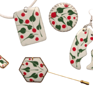 Smaltovaná souprava s lístky. Sluší jarnímu typu. Kombinujte jednotlivé kusy pro různé příležitosti.