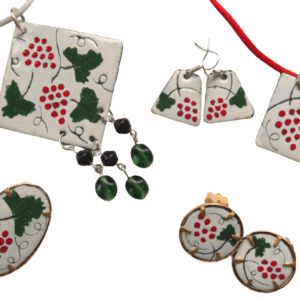 Smaltovaná souprava s červenými vinnými hrozny z kolekce inspirované krojem mělnického folklórního souboru.