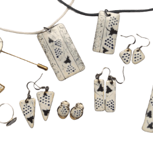 Velká smaltovaná souprava s černými hrozny inspirovaná krojem mělnického folklórního souboru. Vytvořte si vlastní kombinaci šperků pro různé příležitosti.