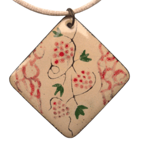Smaltovaný přívěsek s růžovými vinnými hrozny z kolekce inspirované krojem mělnického folklórního souboru. Starožitně působící kresba se hodí k elegantnímu a retro stylu. Dodávám jej se saténovou šňůrkou ladící barvy. Doplňte je náušnicemi se stejným vzorem.