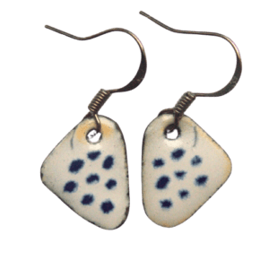 Smaltované náušnice s černými vinnými hrozny z kolekce inspirované krojem mělnického folklórního souboru. Jsou určené pro ty, kdo smalty začínají, nebo vybírají dárek. Sluší zimnímu typu. Budou ladit s vašimi stříbrnými šperky či šperky ze stejné kolekce.