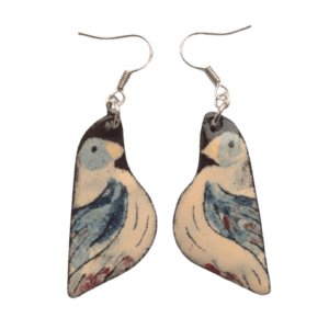 Smaltované náušnice s modrými holubicemi. Hodí se k romantickým a kreativním outfitům. Asymetrický tvar sluší různým typům obličeje. Doplňte je přívěskem nebo broží ze stejné soupravy.