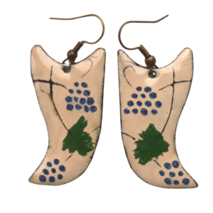 Smaltované náušnice s modrými vinnými hrozny z kolekce inspirované krojem mělnického folklórního souboru. Hodí se k elegantnímu a retro stylu. Doplňte je náušnicemi nebo broží se stejnou kresbou.