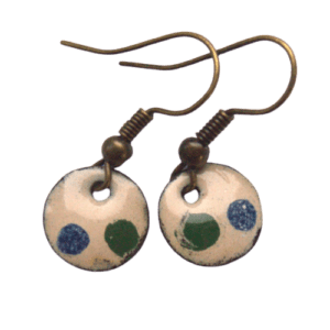 Smaltované náušnice s modrými puntíky z kolekce inspirované krojem mělnického folklórního souboru. Drobné náušnice se hodí pro ty, kdo se smalty začínají nebo vybírají dárek. Sluší jarnímu typu. Prohlédněte si další šperky ze stejné kolekce.