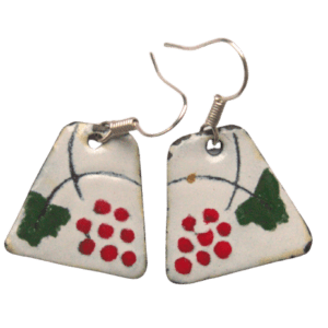 Smaltované náušnice s červenými vinnými hrozny z kolekce inspirované krojem mělnického folklórního souboru. Jsou vhodné pokud vybíráte dárek. Sluší letnímu typu. Prohlédněte si celou kolekci.