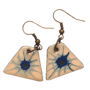 Smaltované modrobéžové náušnice. Hodí se k zimním a podzimním outfitům. Vyniknou v tmavých vlasech. Pořiďte si k nim brož s modrobéžovou kočkou.