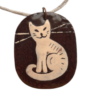 Smaltovaný přívěsek s kočkou. Hodí se k minimalistickému stylu. Dodávám jej se saténovou šňůrkou ladící barvy. Doplňte je ladícími náušnicemi.